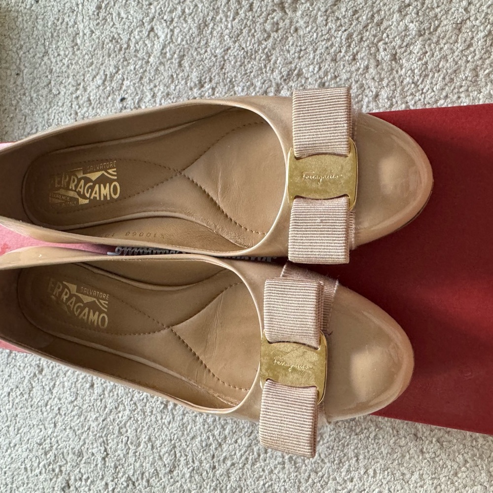 Salvatore Ferragamo Cream and Gold Flats with Bow Detail